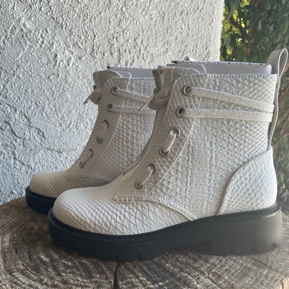 UGG DAREN Booties - Picture 4 of 5